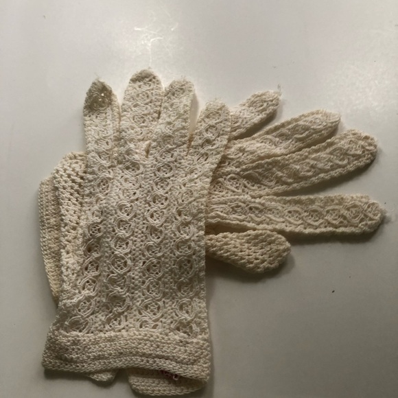 Elegant Cream Lace Gloves from the 30s or 40s. Gorgeous crochet gloves like new. - Picture 1 of 7